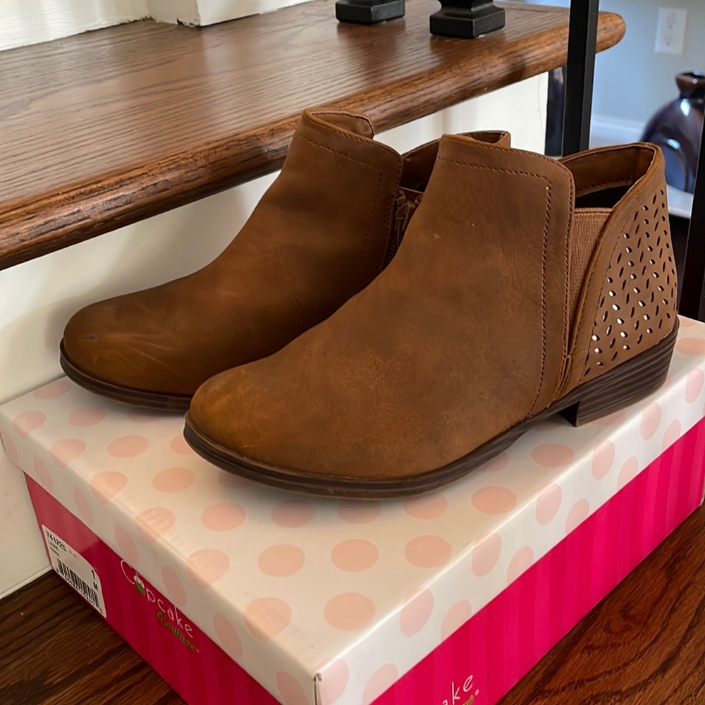 Cognac booties